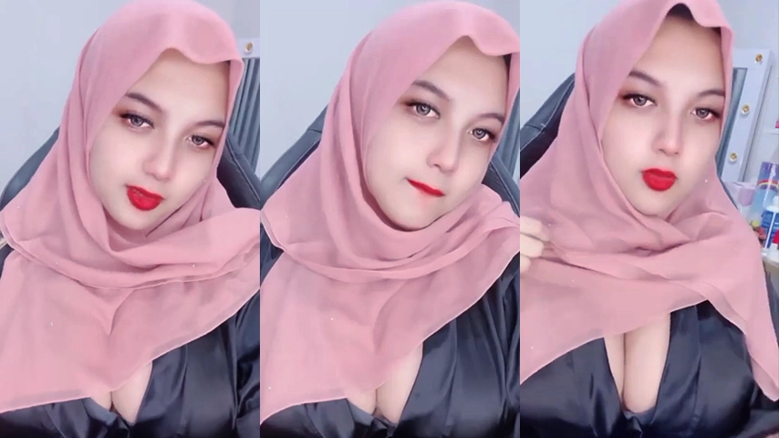 Hijabers Cantik Spill Belahan Ketat Live