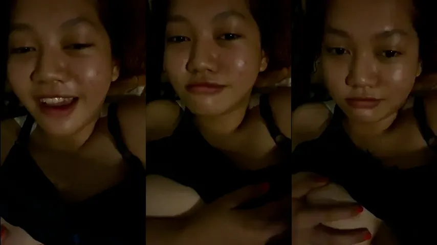 ABG Toge Pamer Toket Sambil Rebahan