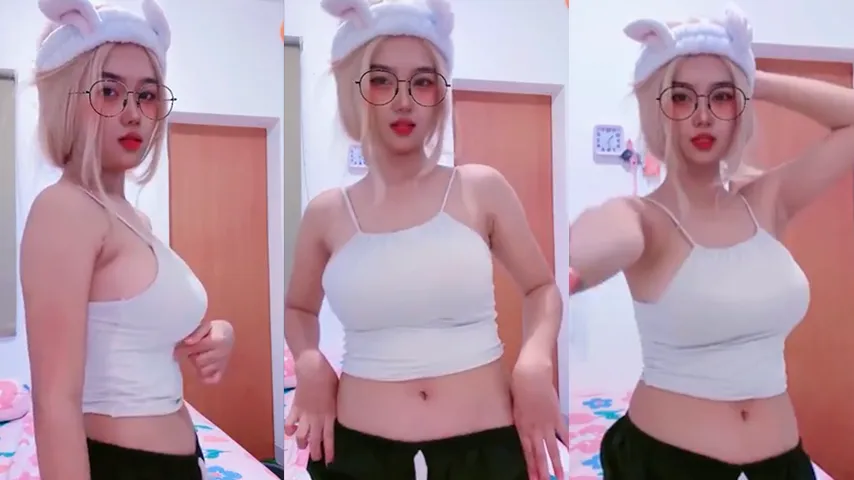 Kak Rania Host Cantik Ebot Tipis