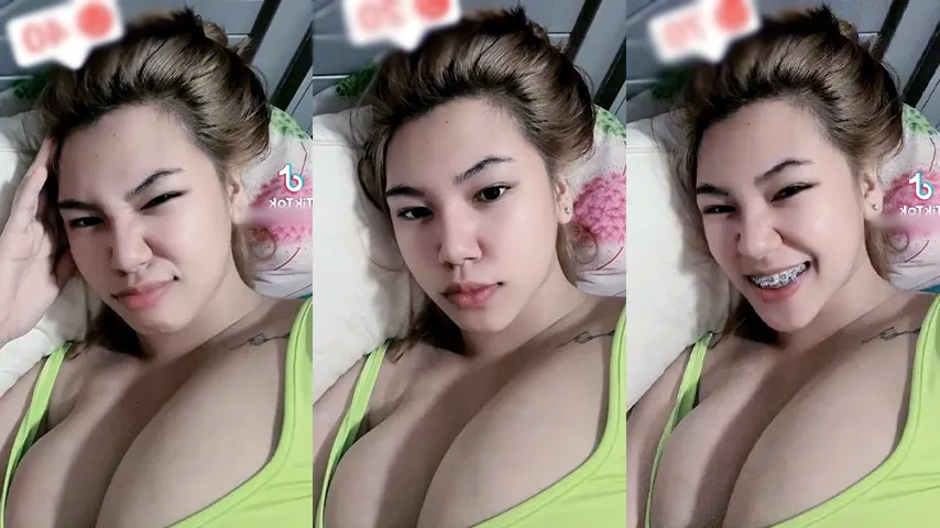 Tiktoker Rebahan Belahan Susu Mulus